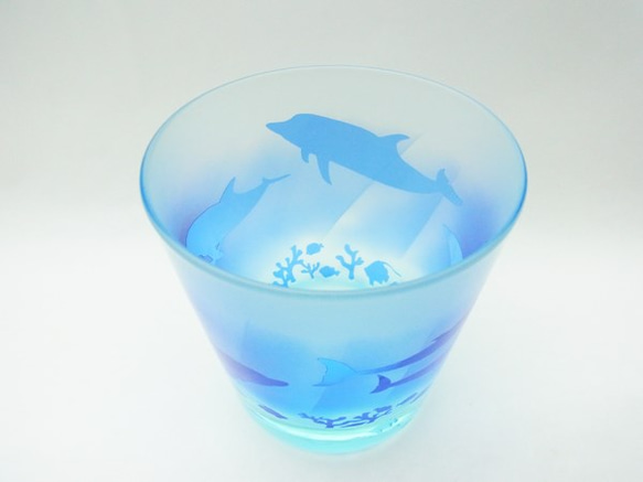 免費大玻璃杯藍色海豚 第3張的照片