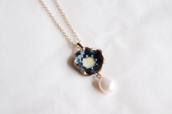 Flower pearl necklace (ネイビー)七宝焼き 1枚目の画像