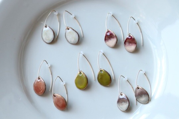 Wire Stone Earrings (Olive)七宝焼き 2枚目の画像