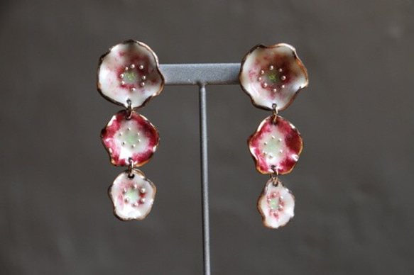 3 flower earrings (Helleborus)七宝焼き 1枚目の画像