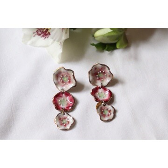 3 flower earrings (Helleborus)七宝焼き 2枚目の画像