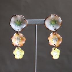 3 flower earrings (white,orange,yellow)七宝焼き 1枚目の画像