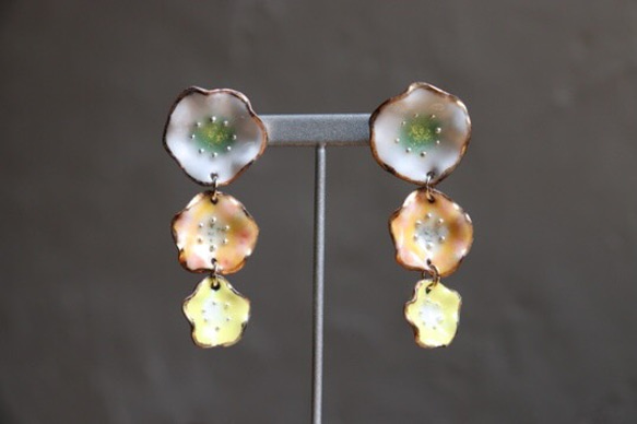3 flower earrings (white,orange,yellow)七宝焼き 1枚目の画像