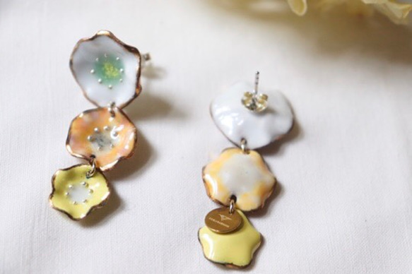 3 flower earrings (white,orange,yellow)七宝焼き 4枚目の画像