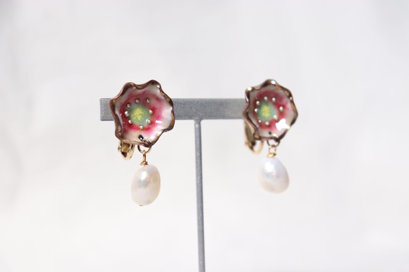 Flower pearl earrings(Helleborus)七宝焼き 3枚目の画像