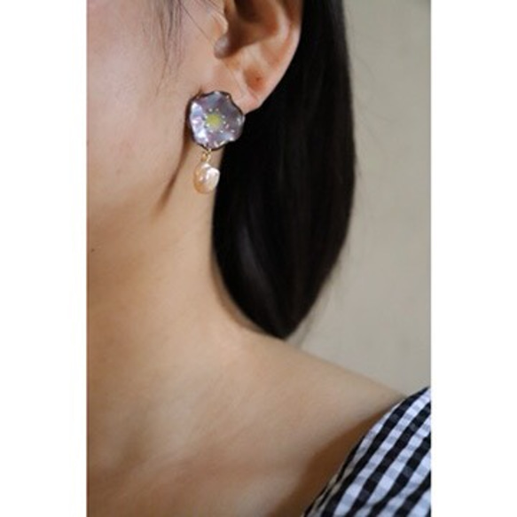 Flower pearl earrings(blue purple)七宝焼き 2枚目の画像