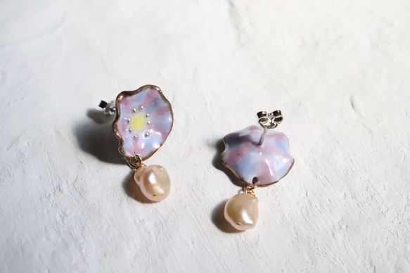 Flower pearl earrings(blue purple)七宝焼き 3枚目の画像