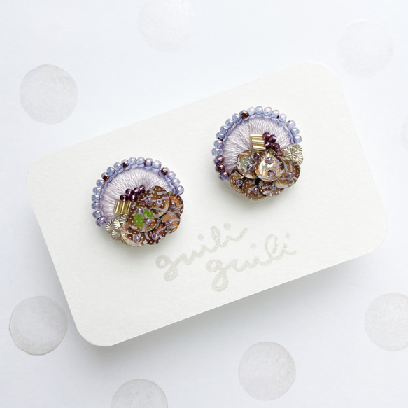 ポルカ_005（lavender）スパンコールとビーズ刺繍のイヤリング 1枚目の画像