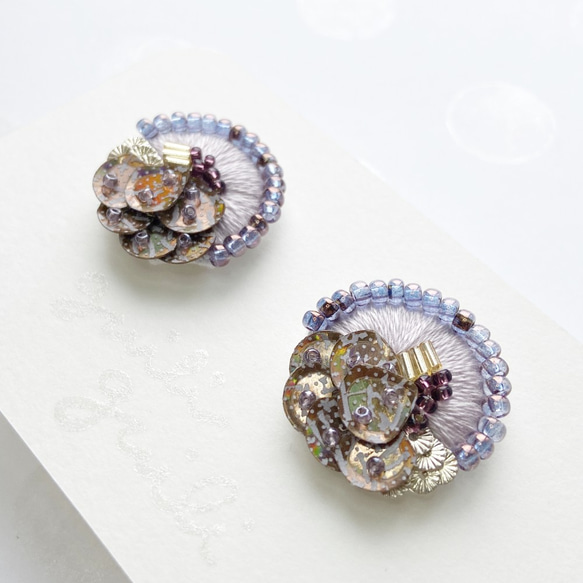 ポルカ_005（lavender）スパンコールとビーズ刺繍のイヤリング 2枚目の画像