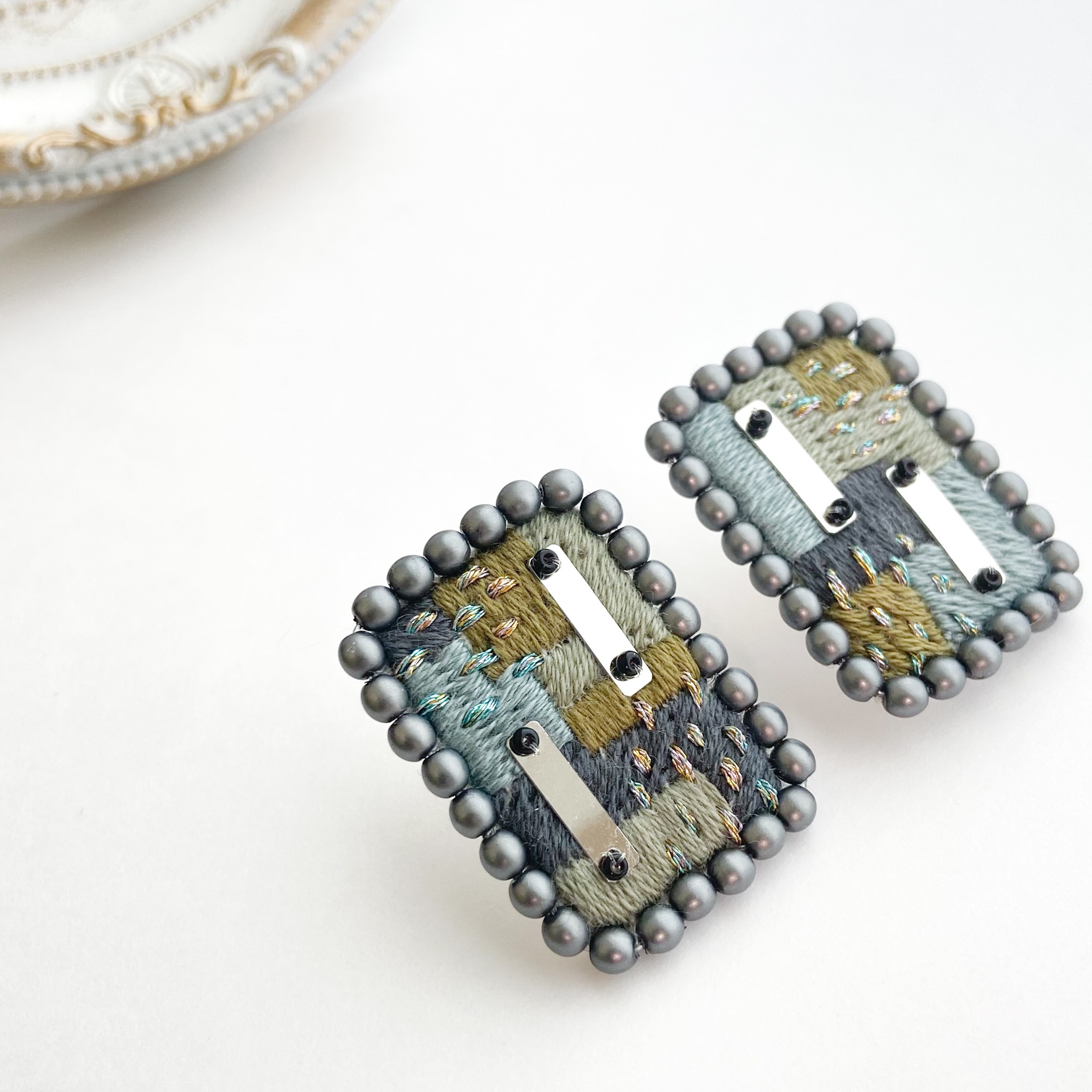 ミュージアム_007（抽象グレイ）スパンコールとビーズ刺繍の耳かざり