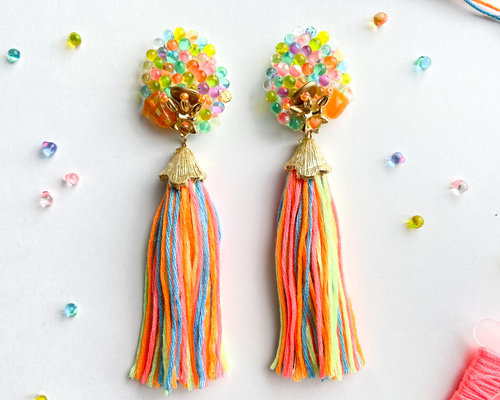 小さなブーケ_005 ネオンカラードロップビーズとタッセルの耳かざり