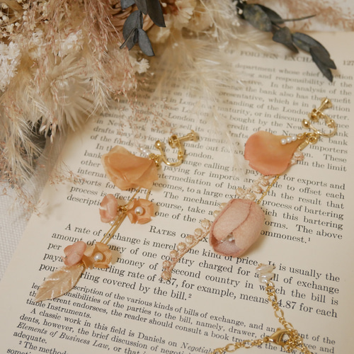 127 ブローチシリーズ大人の女性ハンドメイドピアスorイヤリング