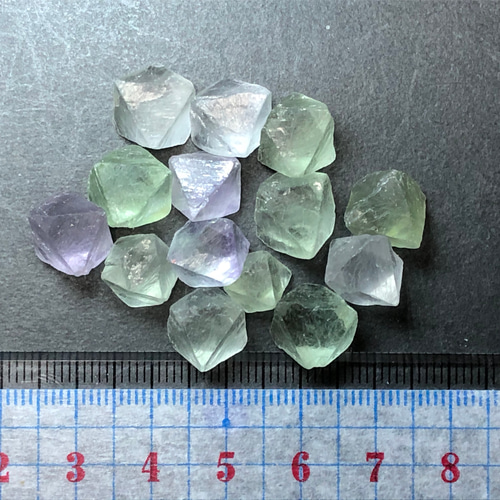 フローライト結晶 蛍光 フローライト 結晶 原石】重さ80.4g 最大幅約61mm 魅惑の逸品