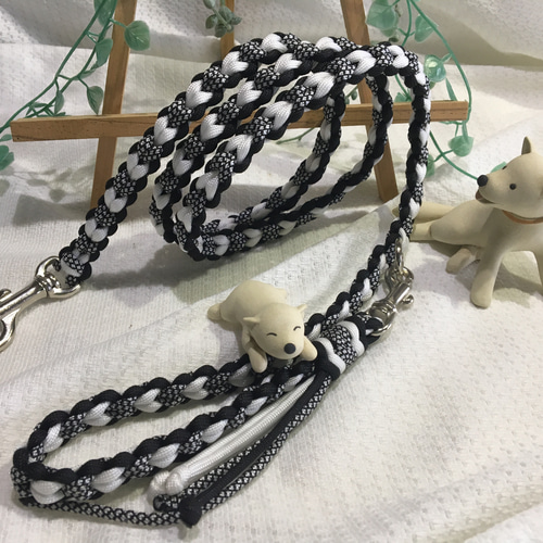 パラコードリード　パラコード首輪　お花　ブラック×ホワイト オーダー制》犬用首輪 お花パラコード首輪 チョーカー 犬 首輪 リード