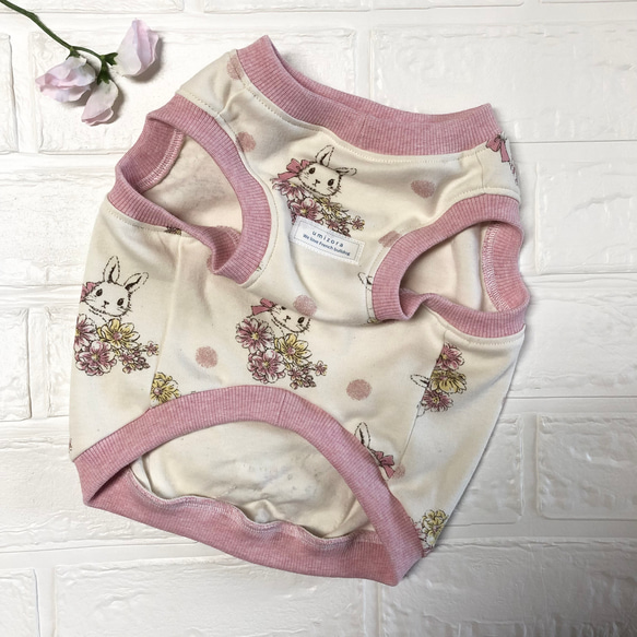 【フレンチブルドッグ服】花束を抱えたうさちゃんのタンクトップ　大きめリボン付　リブ生成りピンクから選択　フレブル 8枚目の画像