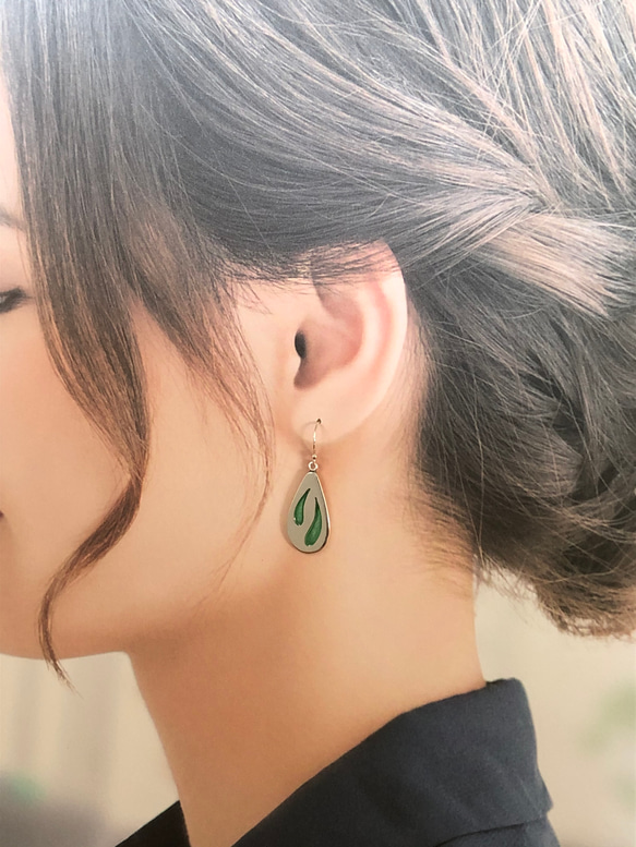 【silver×七宝】しずく型の シルバーピアス（Apple Green) 3枚目の画像