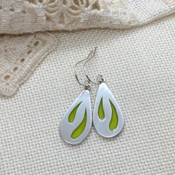 【silver×七宝】しずく型の シルバーピアス（Leaf Green) 2枚目の画像