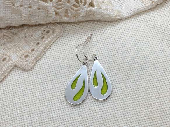 【silver×七宝】しずく型の シルバーピアス（Leaf Green) 2枚目の画像