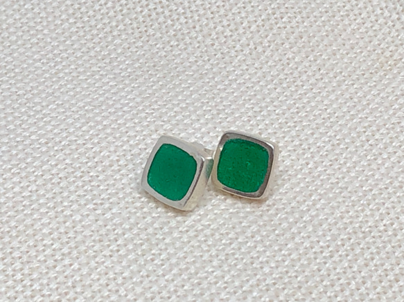 【silver×七宝】Emerald Green の スクエア シルバーピアス 2枚目の画像