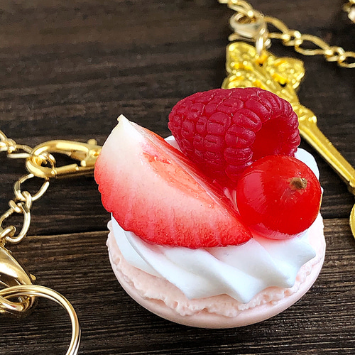 ベイクドチーズケーキタルトのバッグチャーム（ベリーマカロン