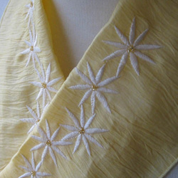 【半衿】しぼのある麻布に白い花の刺繍が並ぶ半衿 3枚目の画像