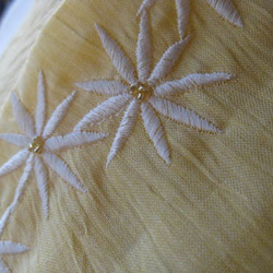 【半衿】しぼのある麻布に白い花の刺繍が並ぶ半衿 4枚目の画像