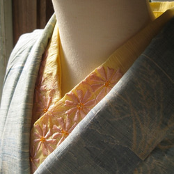 【半衿】しぼのある麻布にコスモスの花を刺繍した半衿 3枚目の画像
