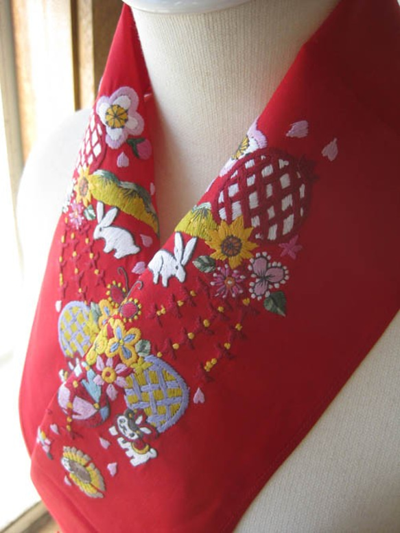 【半衿】手刺繍半衿・犬張り子、ウサギ、かんざしなどが楽しい赤半衿 2枚目の画像