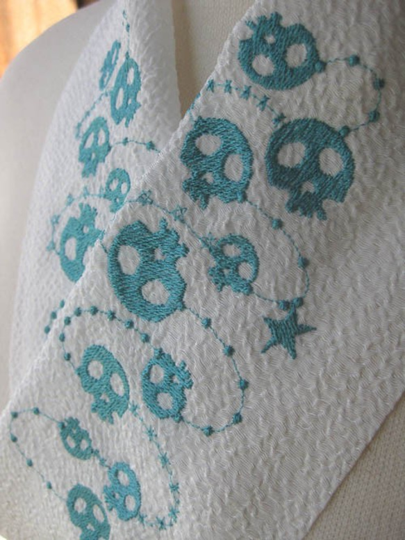【半衿】高シボ縮緬★スカルと鉄条網のスパイス刺繍（青） 2枚目の画像