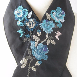 刺繍半衿・クロスステッチの薔薇・モノトーンブルー 1枚目の画像
