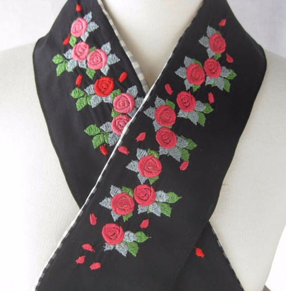 刺繍半衿・薔薇の半襟(黒とチェック柄にダブルの葉っぱでゴージャス) 2枚目の画像