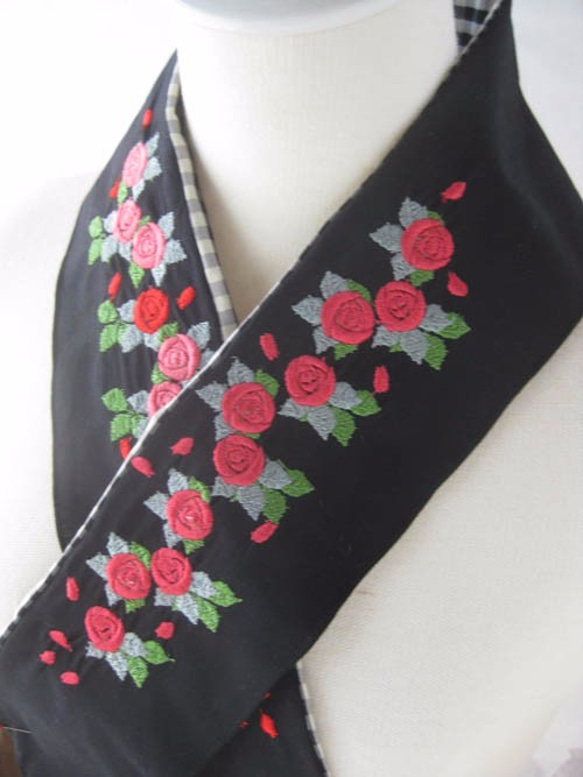 刺繍半衿・薔薇の半襟(黒とチェック柄にダブルの葉っぱでゴージャス) 3枚目の画像