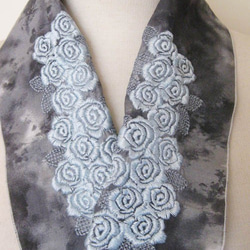 刺繍半衿・薔薇の半襟(むら染めの布に白い薔薇でクールな半衿) 2枚目の画像