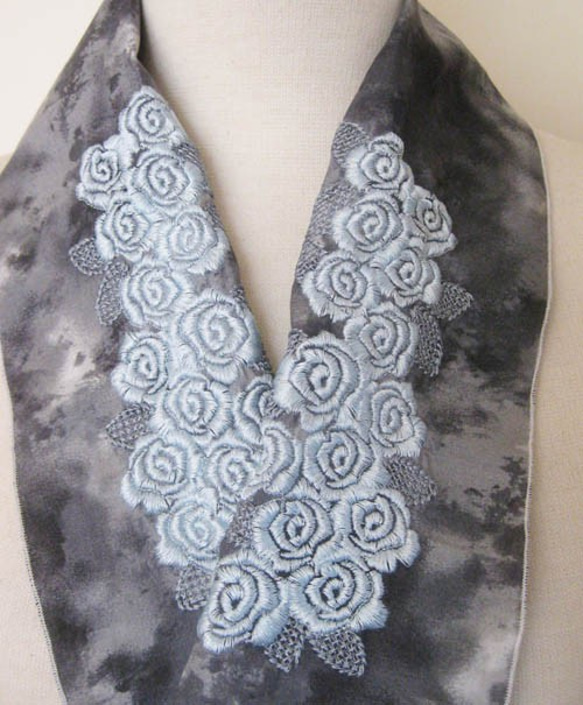 刺繍半衿・薔薇の半襟(むら染めの布に白い薔薇でクールな半衿) 2枚目の画像