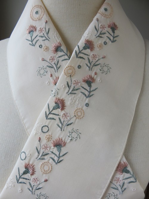 刺繍半衿・カーネーションと野の花小花・モダンカラー 和装小物（帯