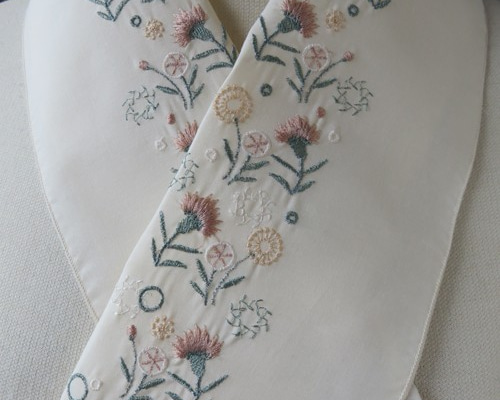 刺繍半衿・カーネーションと野の花小花・モダンカラー 和装小物（帯