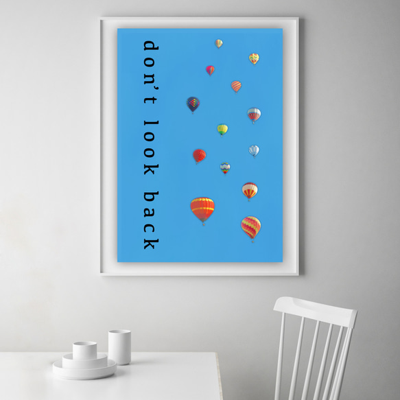 グラフィックデザインポスター don’t look back / 気球　空　水色　フォトコラージュ　 1枚目の画像