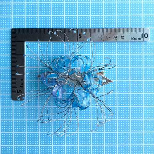 水色と薄紫の彼岸花の髪飾り ヘアクリップ・バナナクリップ chobitto+(