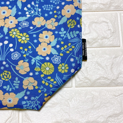 巾着型エコバッグ　キュッと絞って可愛い　北欧柄(ブルー花)  撥水ナイロン　トート型でも使える 4枚目の画像