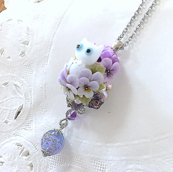 猫と薄紫ビオラのガラスと樹脂花のヴィンテージネックレス（W） 2枚目の画像
