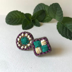 刺繍イヤリング / 糸のジュエリー / 月のしずく 1枚目の画像