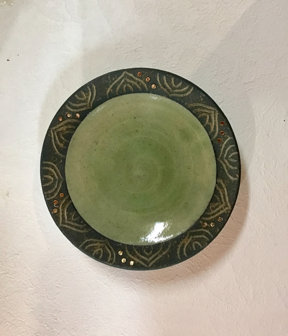 現在制作中　金のしずく五寸皿  緑化粧土&緑釉薬バージョン 1枚目の画像