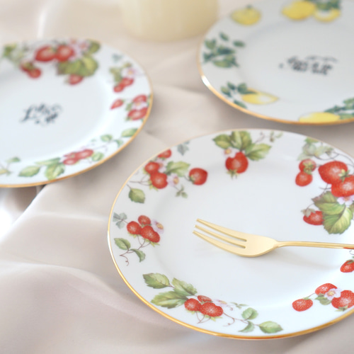 [目玉商品] ストロベリー柄 食器セット 13点セット。 目玉商品] ストロベリー柄 食器セット 13点セット。 目玉商品
