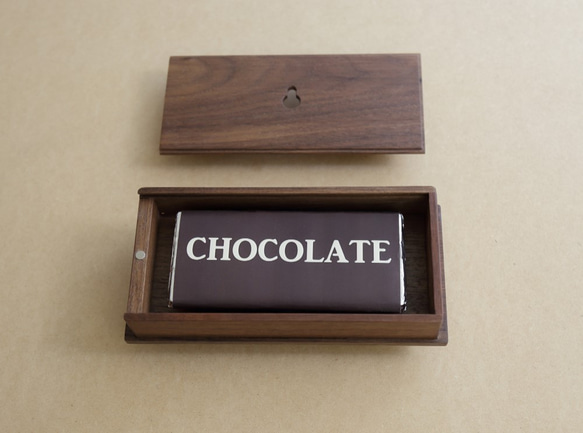 【木製】『もしもクロック』 ブラックチョコレートorホワイトチョコレート あなたはどっち派？ 3枚目の画像