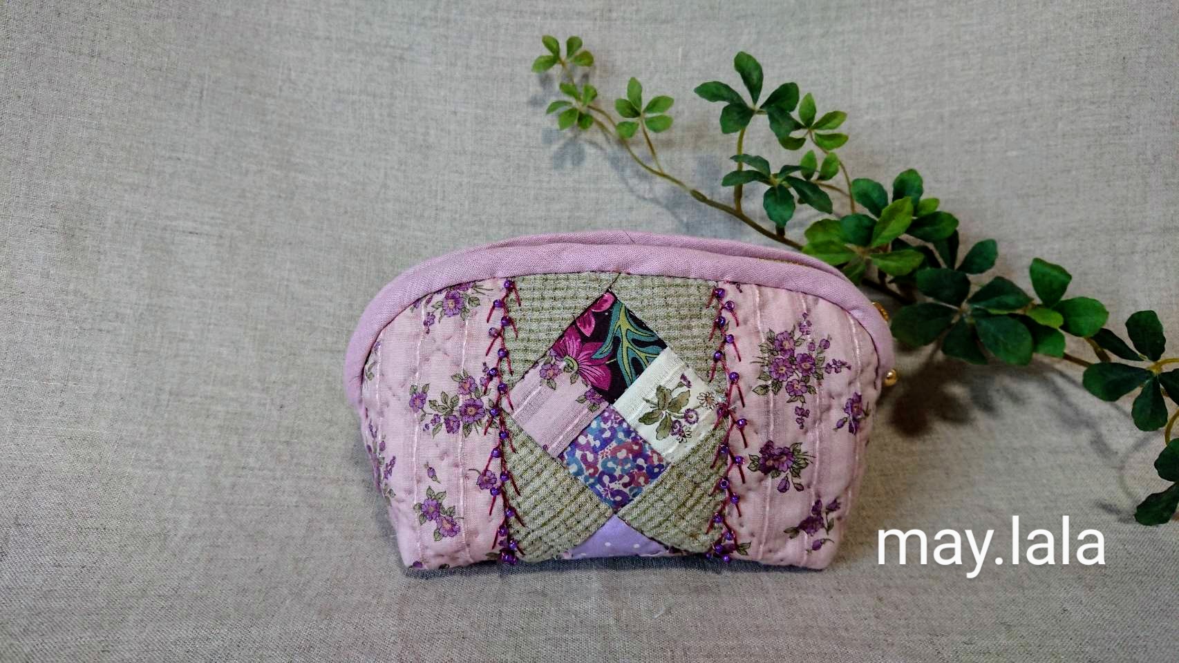 ●みく●ポーチ　ハンドメイド 花柄キルト ○みく○ポーチ ハンドメイド 花柄キルト モノトーン花柄キルト