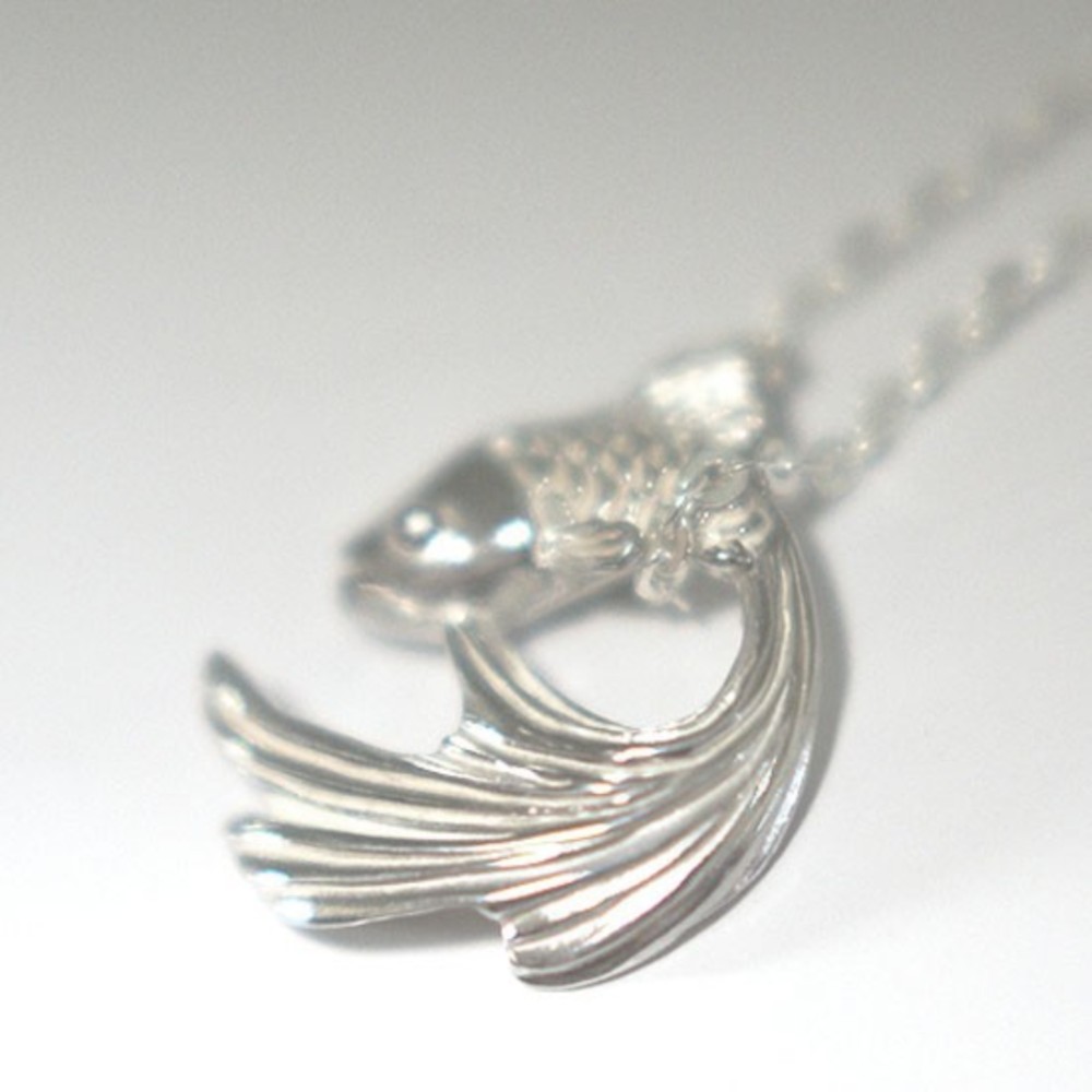 金魚ペンダント【日本国内送料無料】まるで水の中を泳ぎ回る金魚のように、銀のネックレスで輪くぐりする小さなきんととの首飾り
