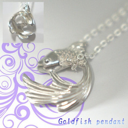 金魚吊墜【日本包郵】一條項鍊，一條小項鍊穿過一圈銀項鍊，就像一條在水中游來游去的金魚。 第3張的照片