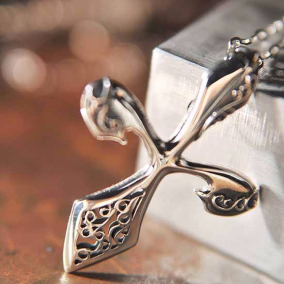 Dagger Cross Pendant [國內包郵] 十字紋和刀狀線條的項鍊，飾有兩種蔓藤花紋。 第1張的照片