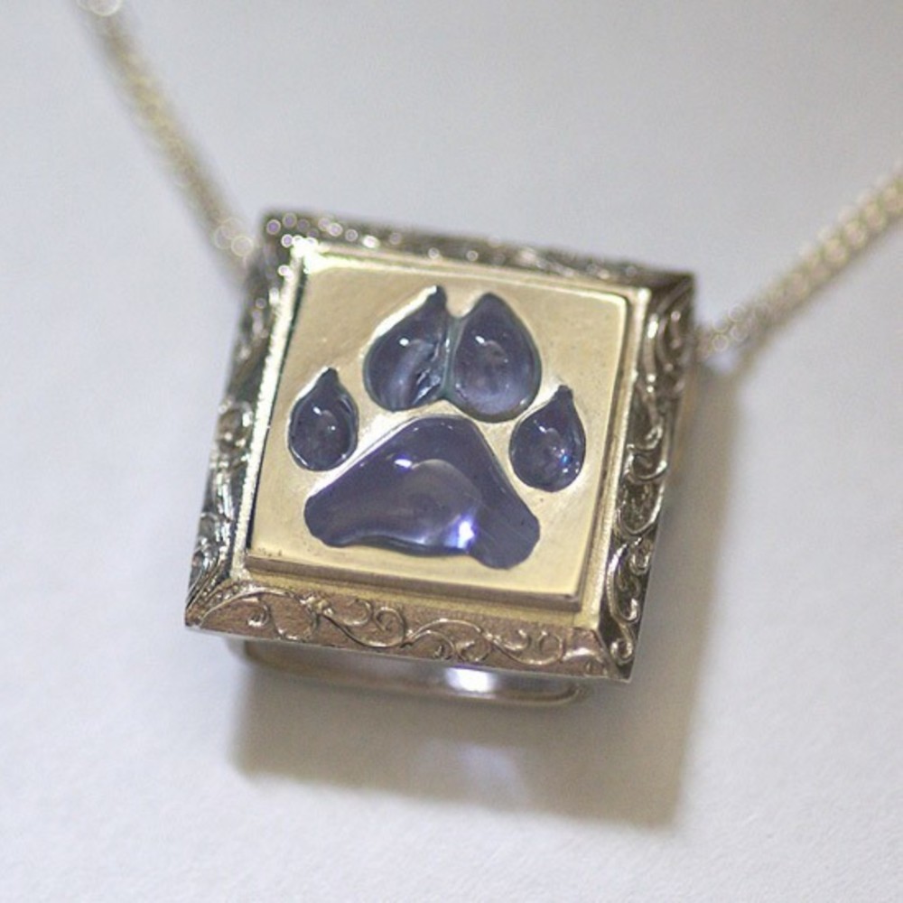 スクエア肉球ペンダント【送料無料】色が変わる肉球と唐草の四角い首飾り