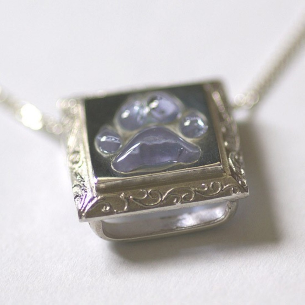 スクエア肉球ペンダント【送料無料】色が変わる肉球と唐草の四角い首飾り